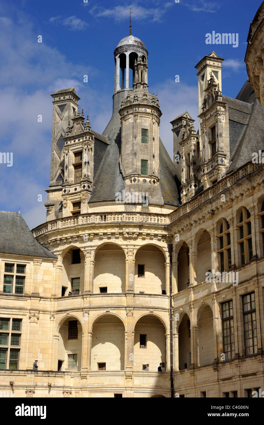 Francia, Valle della Loira, castello di Chambord, cortile Foto Stock