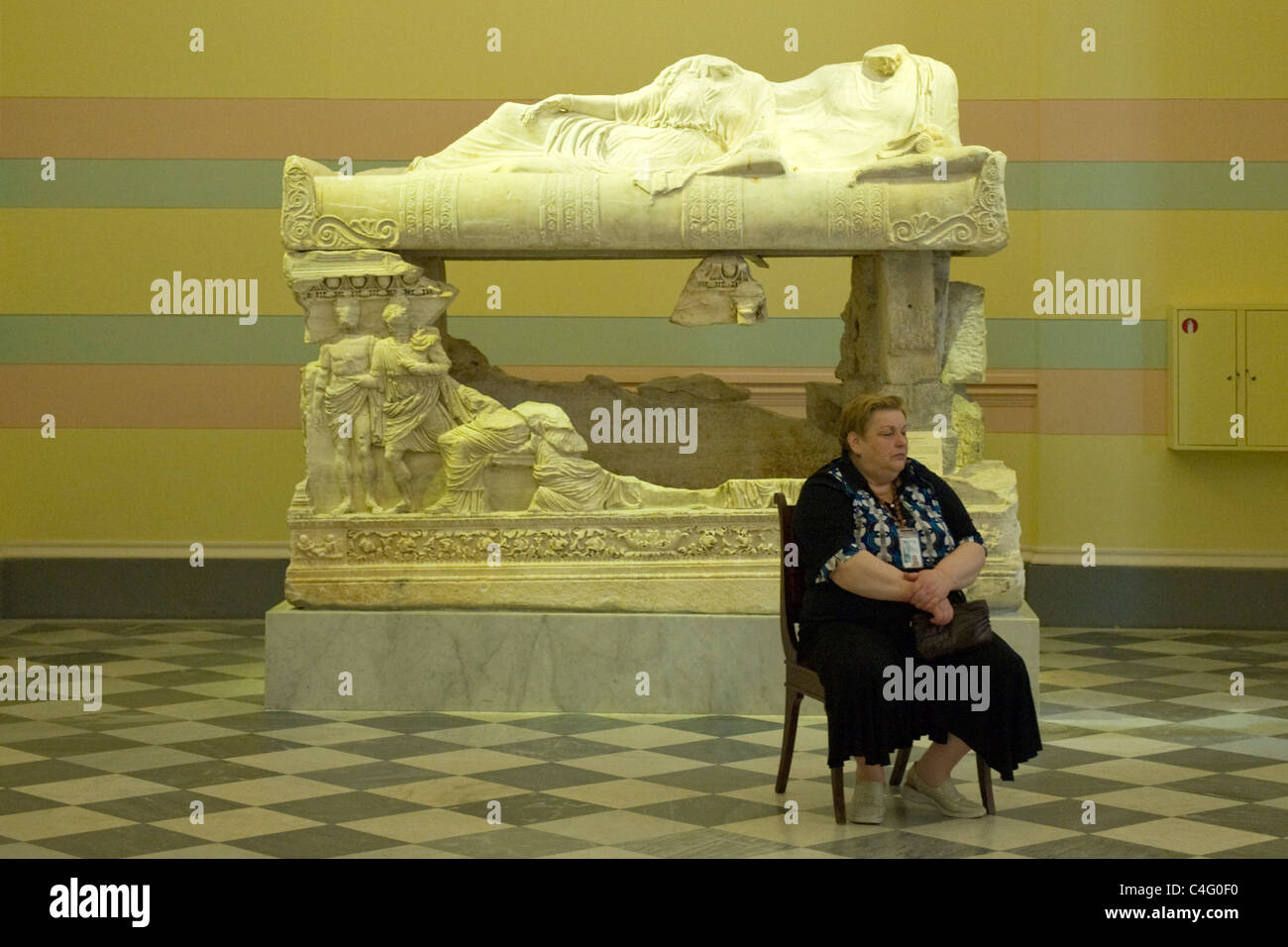 La Russia , San Pietroburgo , Museo Hermitage Winter Palace , 1762 Bartolomeo Rastrelli old Lady guardia dorme seduto da scultura Foto Stock