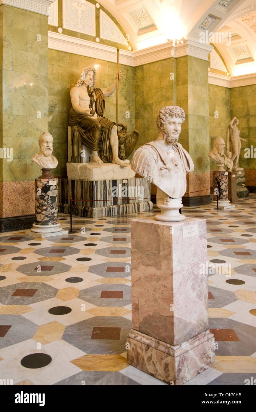La Russia , San Pietroburgo , Museo Hermitage Winter Palace , 1762 Bartolomeo Rastrelli statua greca hall con seduto Poseidon Foto Stock