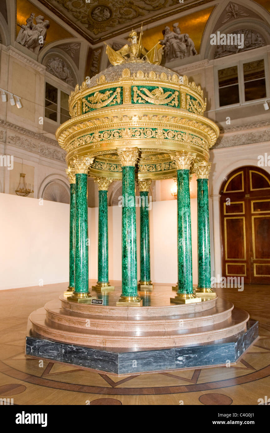 La Russia , San Pietroburgo , Museo Hermitage Winter Palace , Kiosque o  round pergola con Malachite colonne o pilastri Foto stock - Alamy