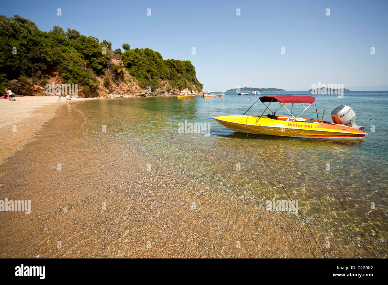 Sci d'acqua barca ad Achladies Beach sull'isola di Skiathos, Sporadi settentrionali, Grecia Foto Stock