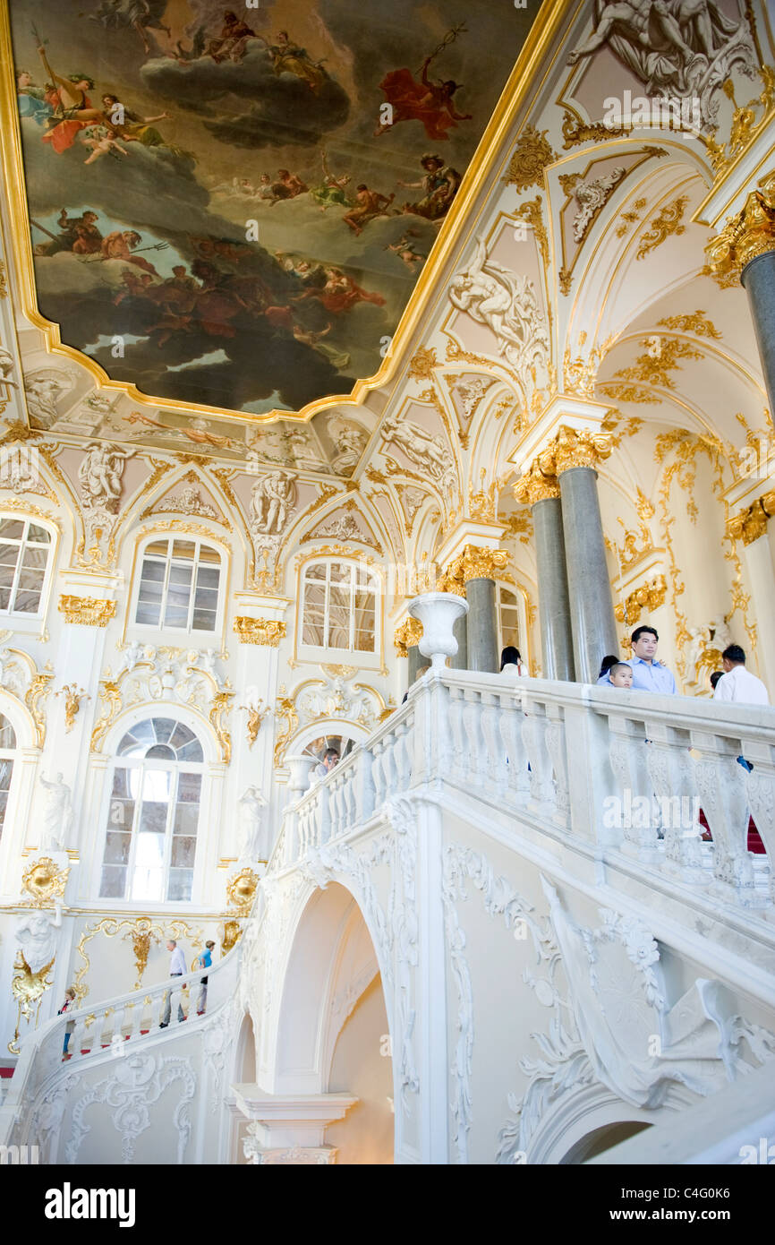 La Russia , San Pietroburgo , Museo Hermitage Winter Palace , 1762 Bartolomeo Rastrelli scalone in bianco e oro Foto Stock