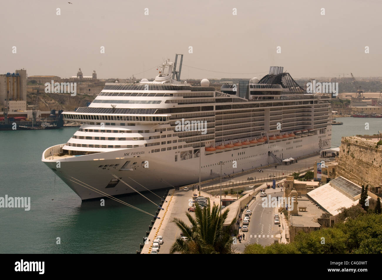 La MSC Fantasia è ormeggiata nel Porto Grande di La Valletta, consentendo ai passeggeri di prendere giorno gite intorno a Malta se essi desiderano Foto Stock