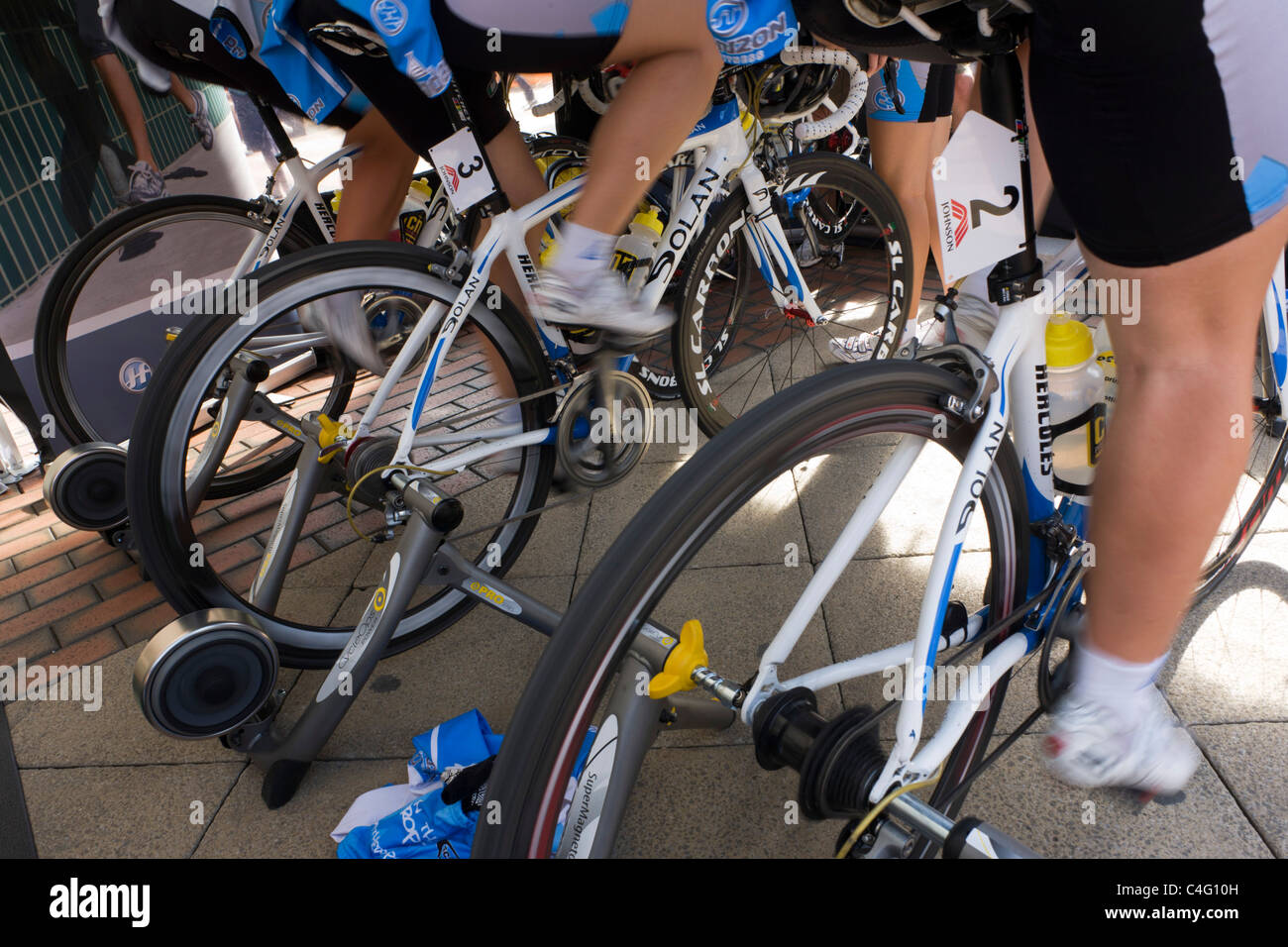 Membri della Horizon Fitness womens' road racing cycling team warm-up sul loro Turbo rulli prima della concorrenza. Foto Stock