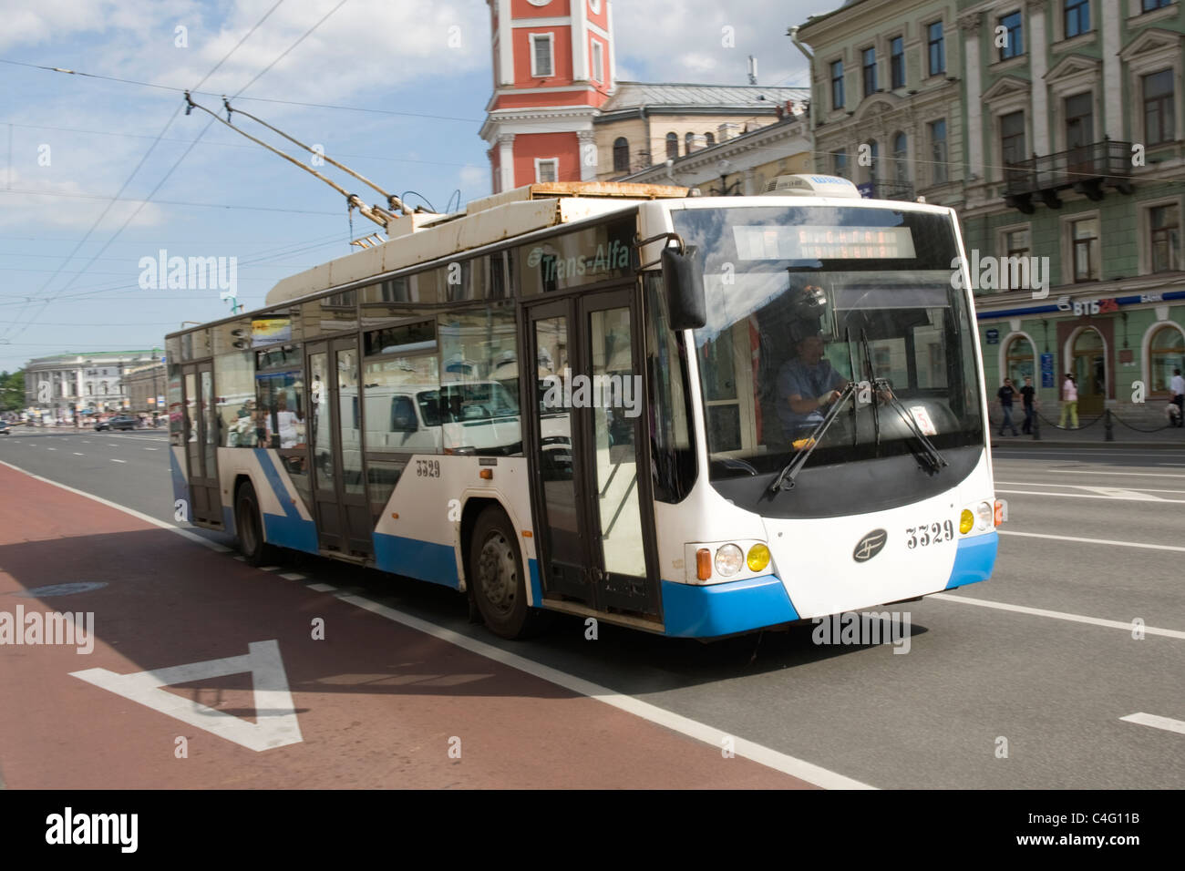 La Russia , San Pietroburgo , Nevskiy Prospekt single decker bus carrello in bianco livrea blu Foto Stock