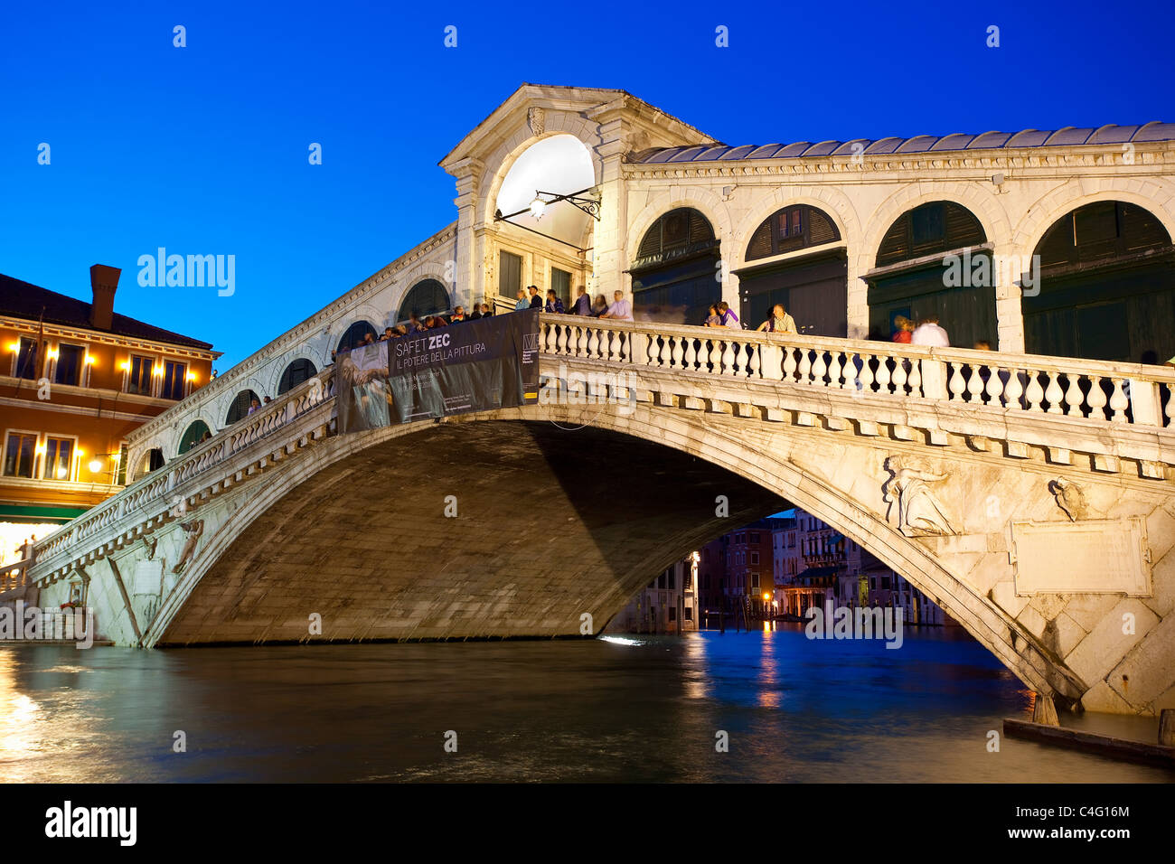 Venezia, Ponte di Rialto al crepuscolo Foto Stock