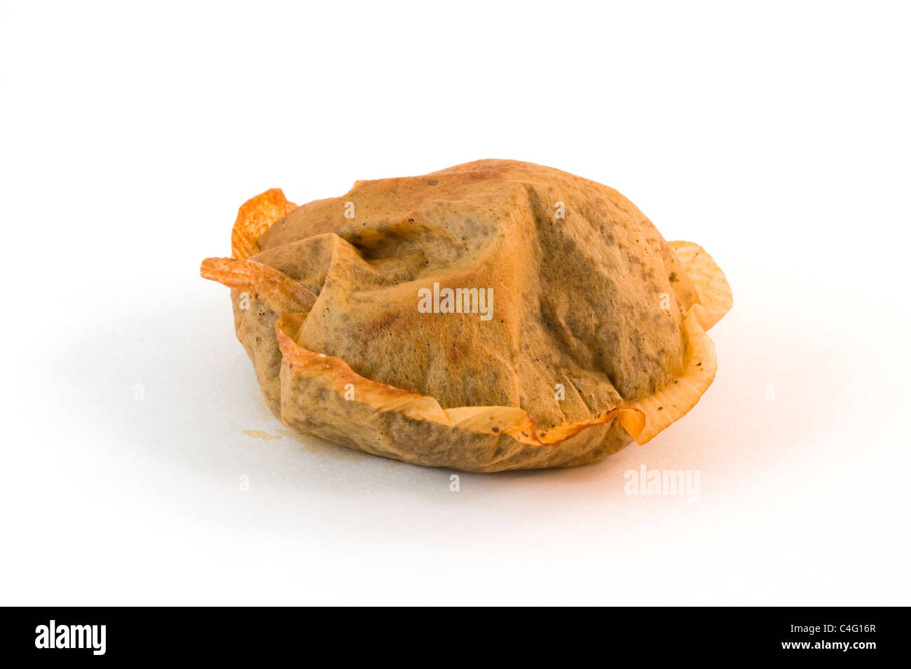 Unico utilizzato un sacchetto da tè isolato su uno sfondo bianco Foto Stock