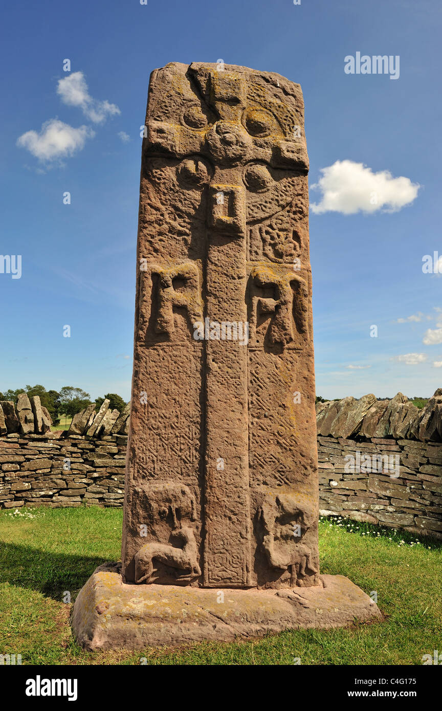Pictish Aberlemno pietra. La grande pietra che è uno dei tre VIII secolo Pictish stones a lato del B9134 a Aberlemno, Angus Foto Stock