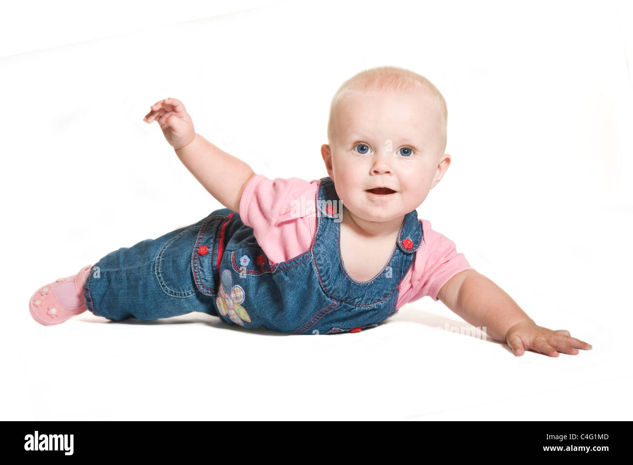 Un simpatico 1 anno vecchia bambina con gli occhi blu che indossa jeans e  sorridente rosa contro un bianco puro (255) dello sfondo Foto stock - Alamy