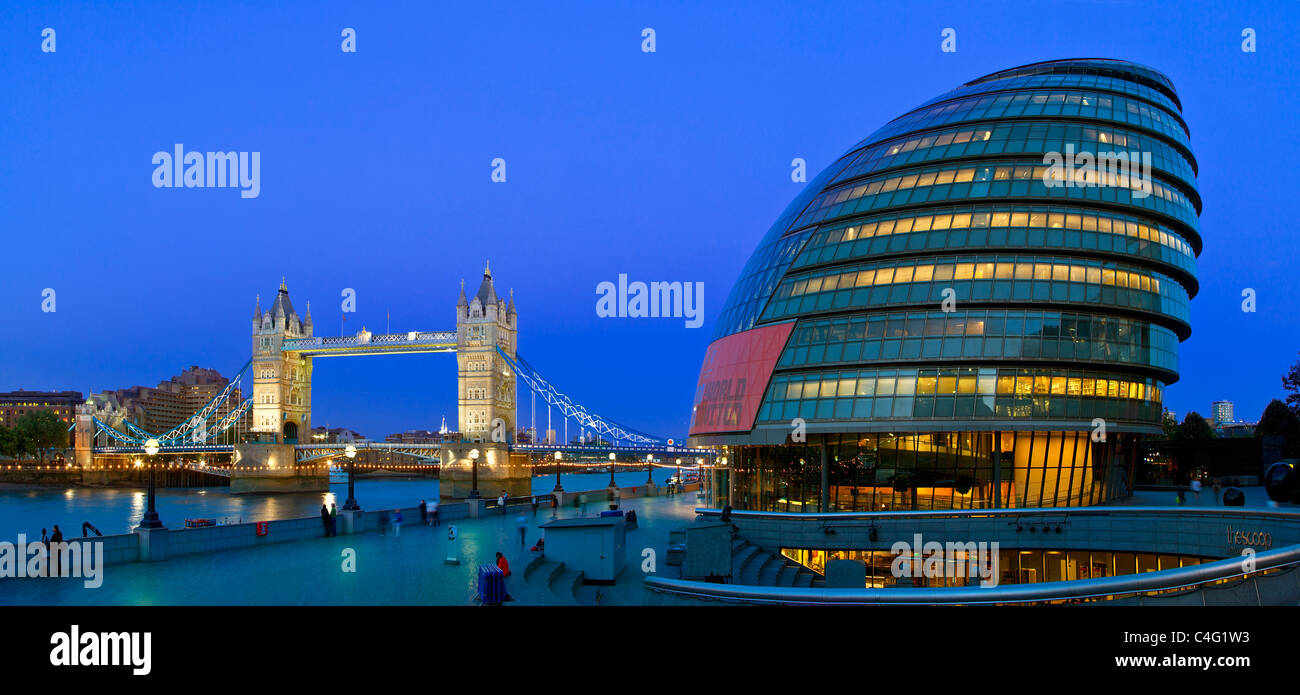 Europa, Regno Unito, Inghilterra, Londra, il Tower Bridge e il Municipio di notte Foto Stock