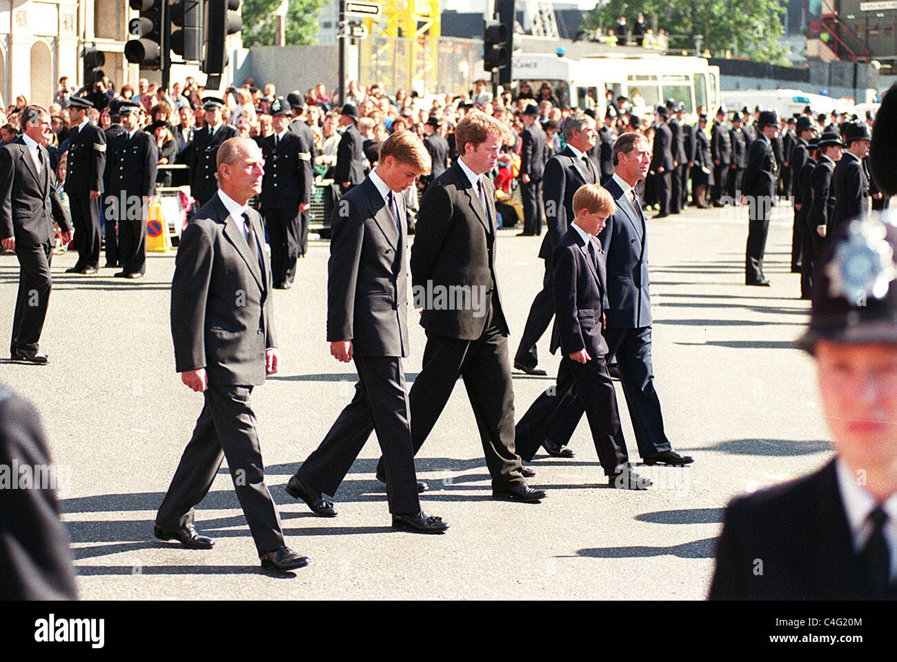 Il principe Filippo con il principe Guglielmo , il visconte Althorpe , il principe Harry e il principe Carlo seguono la bara della principessa Diana alla sua processione funebre nel 1997 Foto Stock