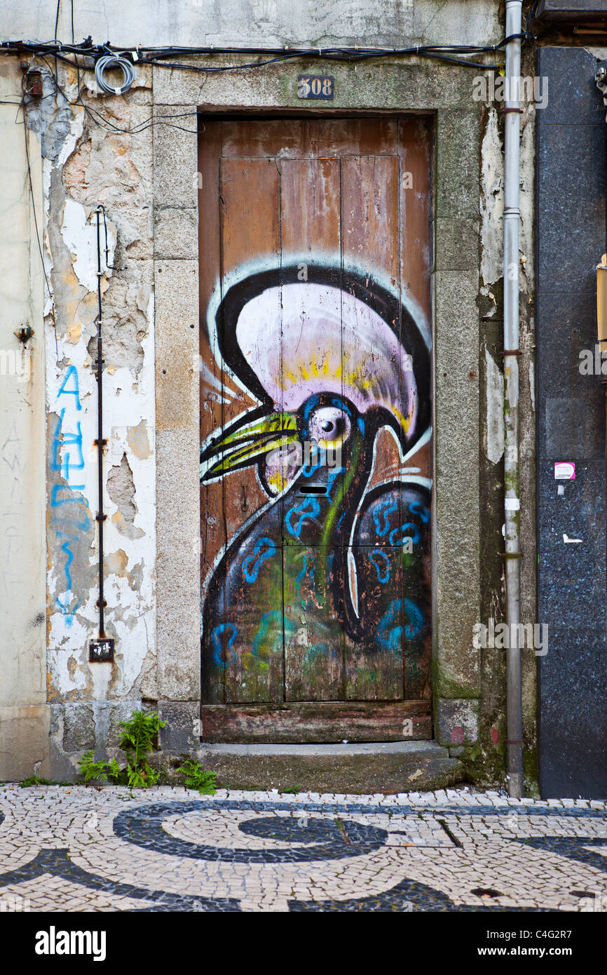 Galo de Barcelos, Barcelos simbolo del gallo del Portogallo dipinta su una vecchia porta in Porto, Oporto, Portogallo Foto Stock