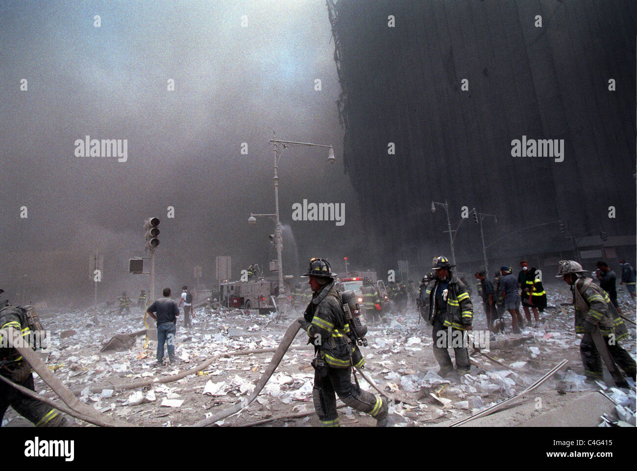 World Trade Center fire/ terrorismo Settembre 11, 2001. Libertà e ad ovest le strade. (© Richard B. Levine) Foto Stock