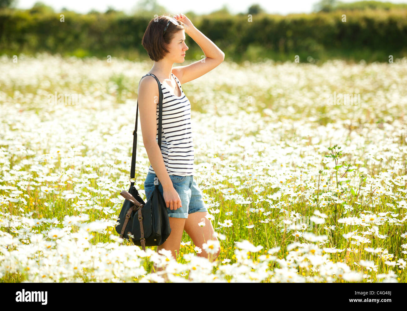 Ragazza camminare nel campo Foto Stock