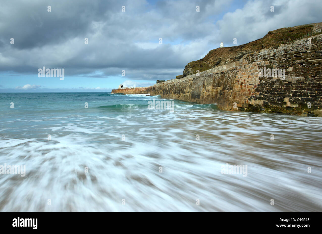 Portreath pier, Cornwall Regno Unito, mare moto lunga esposizione. Foto Stock