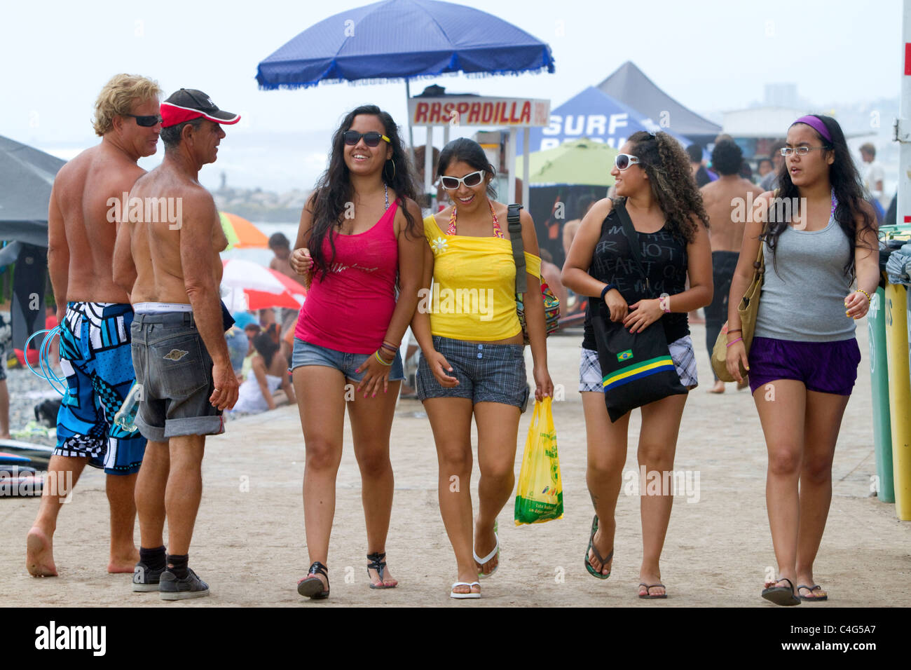 Le ragazze a piedi lungo l'Oceano Pacifico a Lima, Perù. Foto Stock
