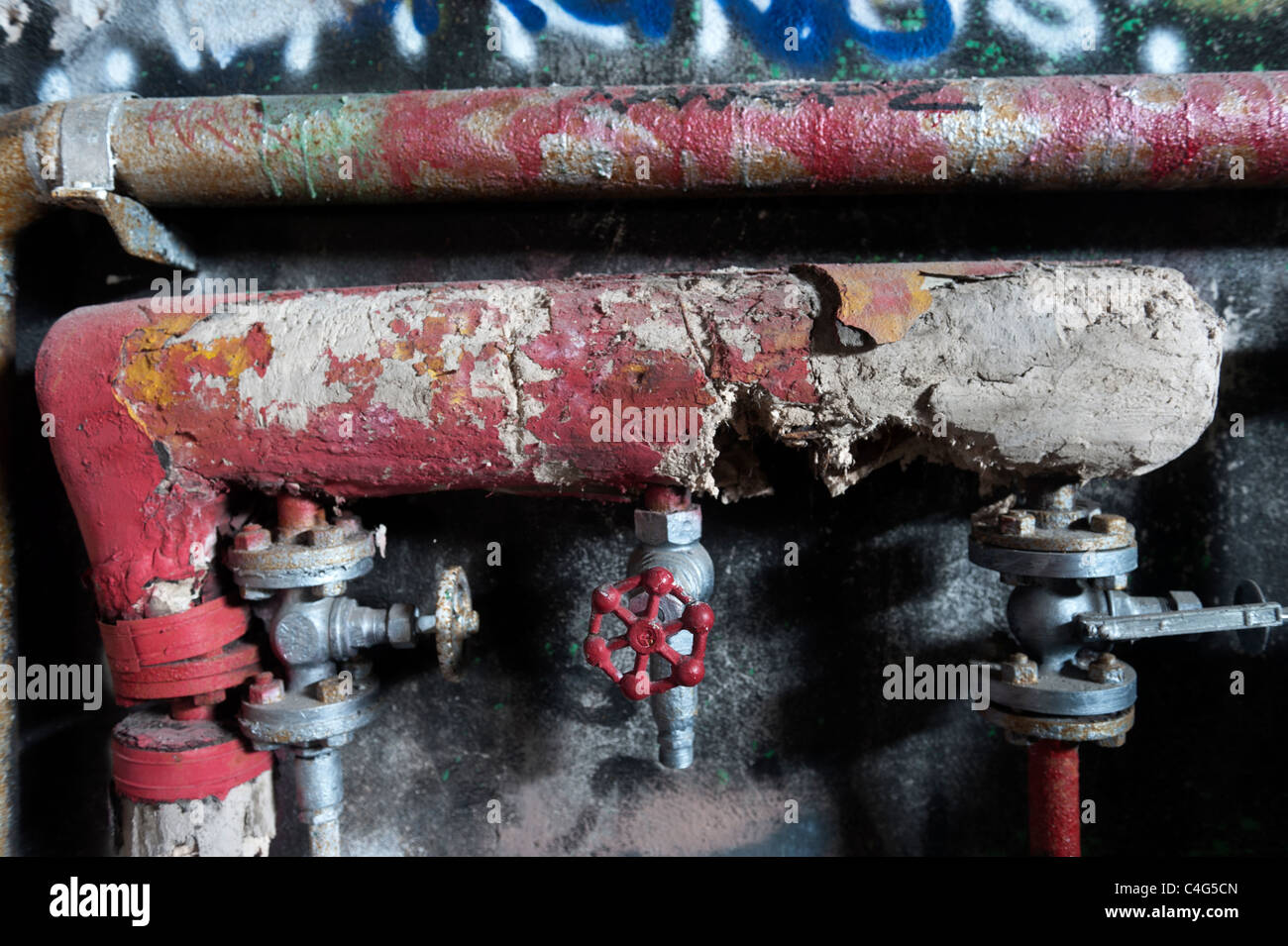 Vecchia tubazione in un edificio abbandonato. Foto Stock