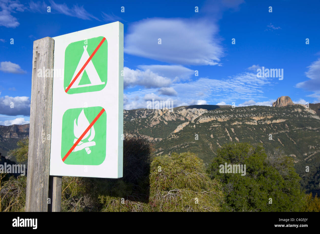 Vietato il campeggio e il segnale di incendio Foto Stock