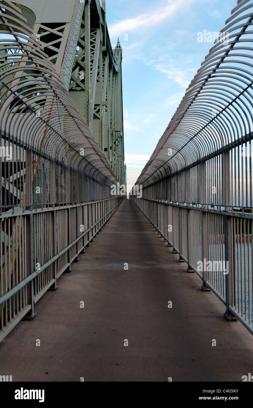 Il marciapiede di un ponte Foto Stock