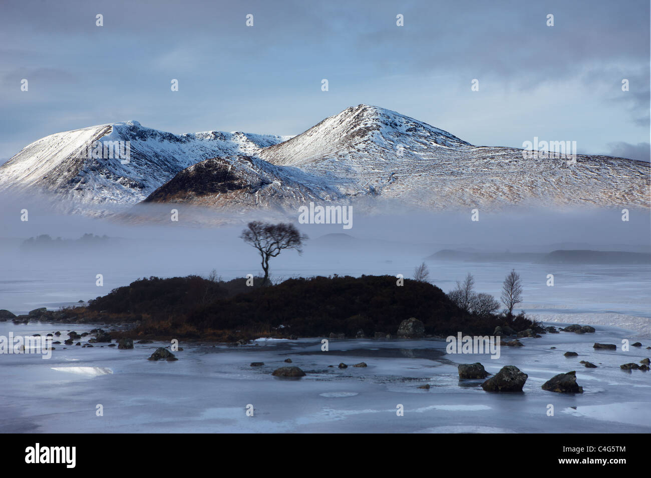 Lochan na h-Achlaise & del Monte Nero in inverno, Argyll and Bute, Highlands scozzesi, Scotland, Regno Unito Foto Stock