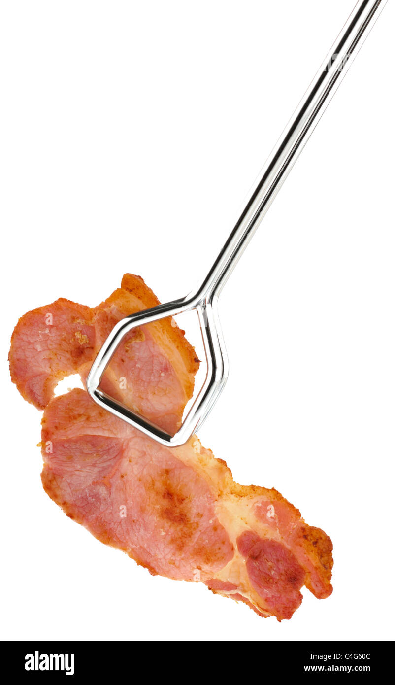 Unico rasher di bacon prelevato con pinze da cucina Foto Stock