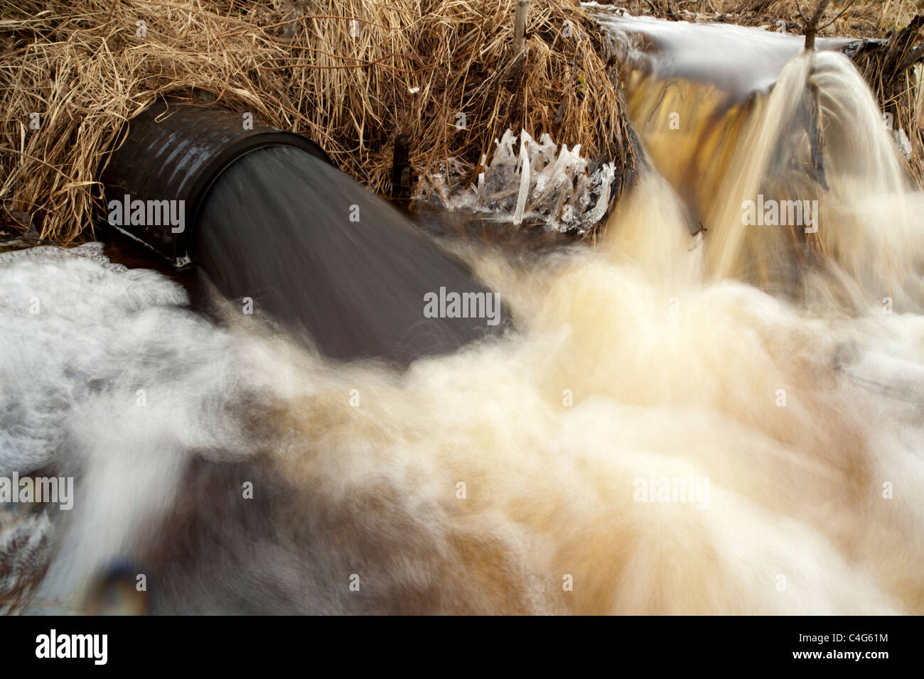 Drainpipe che sputano l'acqua nera , Finlandia Foto Stock