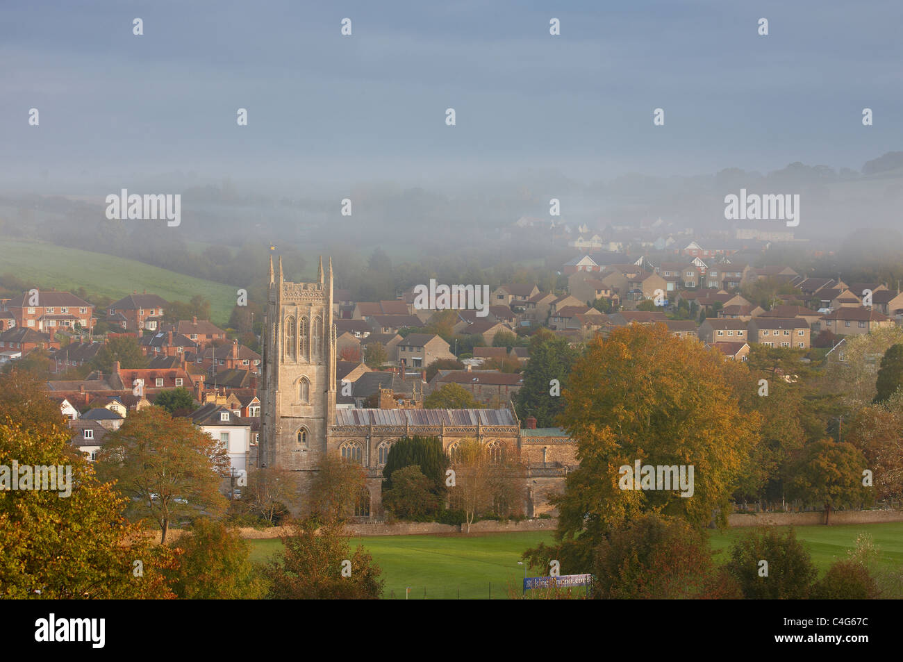L'Abbazia in una nebbiosa giornata autunnale, Bruton, Somerset, Inghilterra Foto Stock