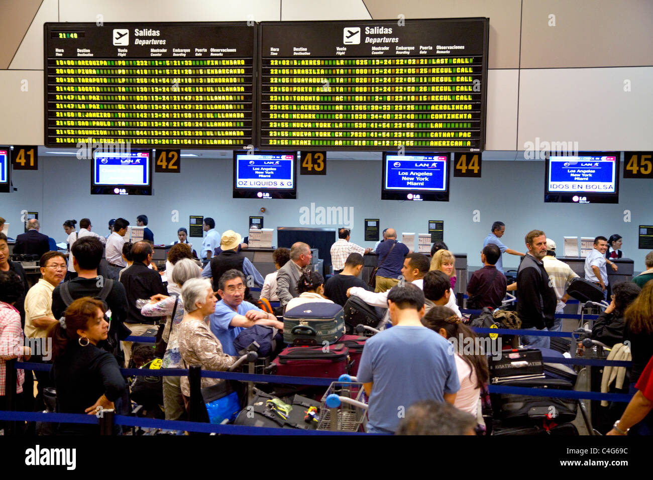 Sala partenze presso l'Aeroporto Internazionale Jorge Chavez a Callao, Perù. Foto Stock