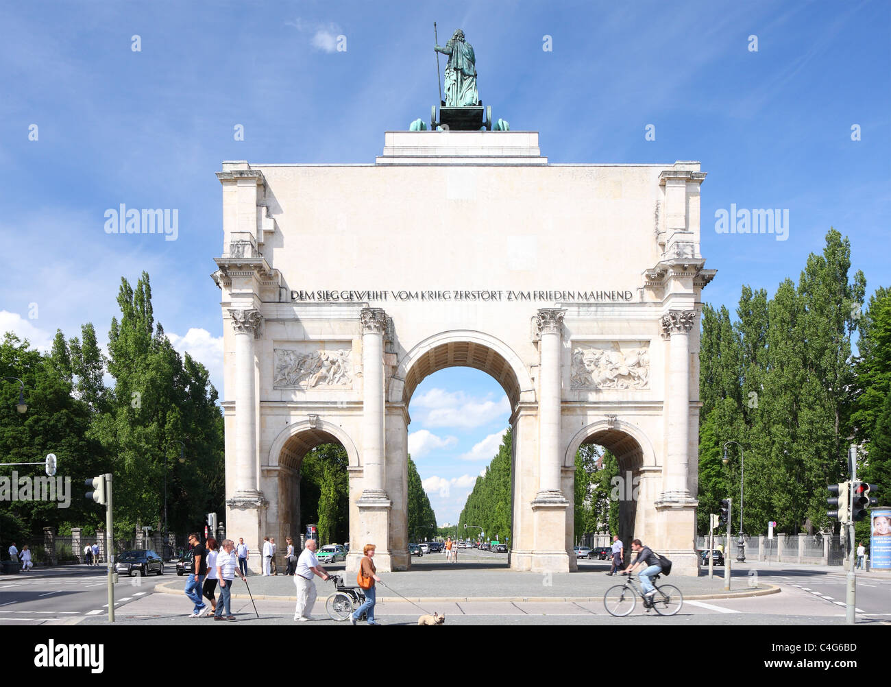 In direzione sud vista la vittoria di Gate ('Siegestor') di Monaco di Baviera, Germania Foto Stock