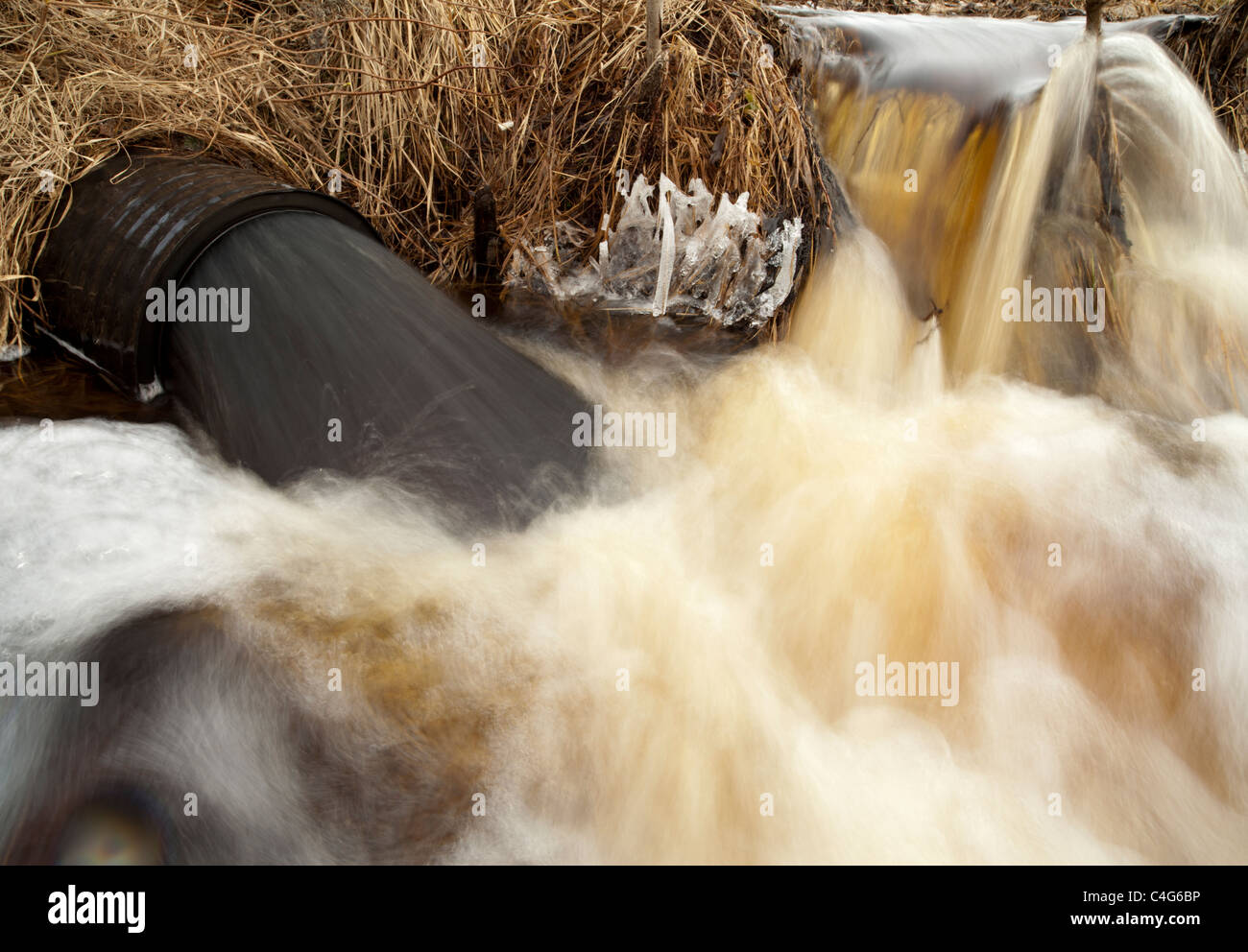 Drainpipe che sputano l'acqua nera , Finlandia Foto Stock
