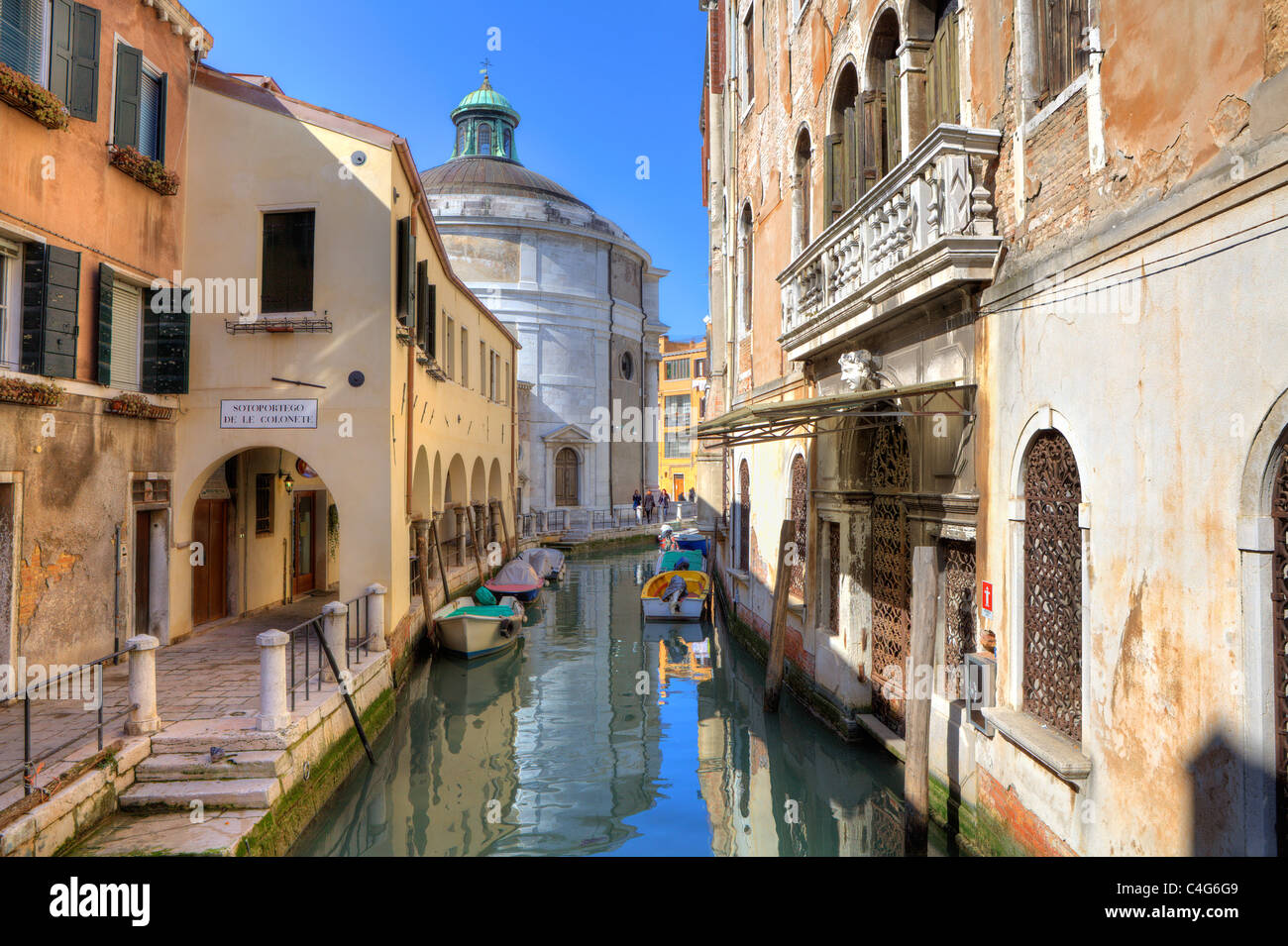 Vecchio e storico case colorate lungo il piccolo canale di Venezia, Italia. Foto Stock