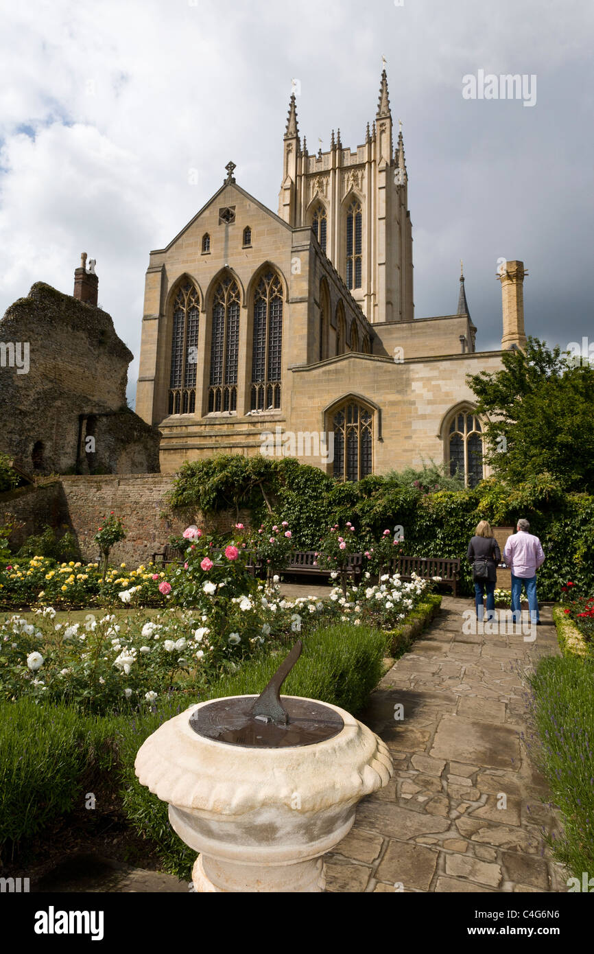 St Edmundsbury Cathedral dall'Abbazia giardino. Persone di visualizzare la 94a gruppo di bombardamento memorial, Suffolk, Regno Unito Foto Stock