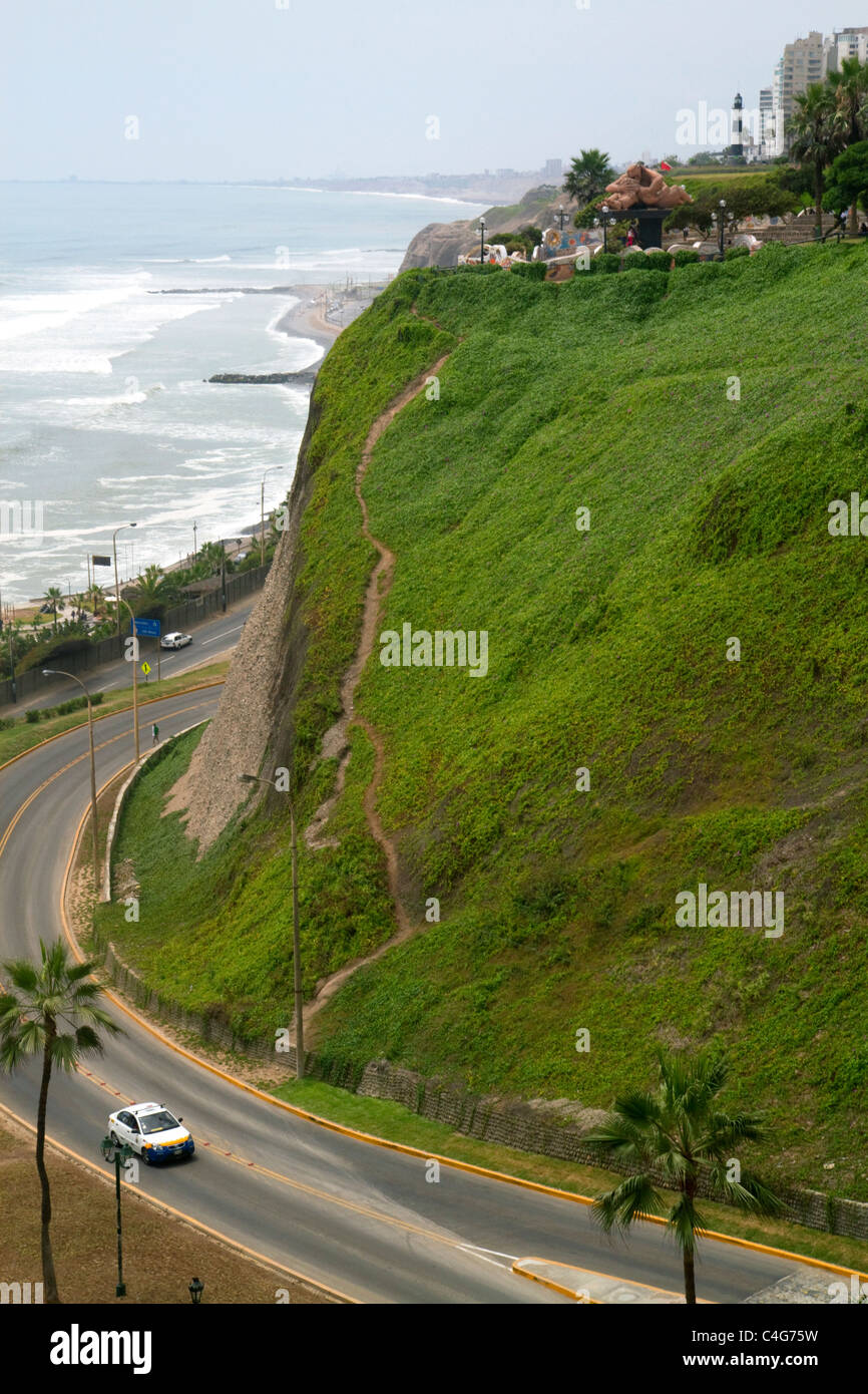 Vista dell'Oceano Pacifico dal quartiere di Miraflores, Lima, Perù. Foto Stock