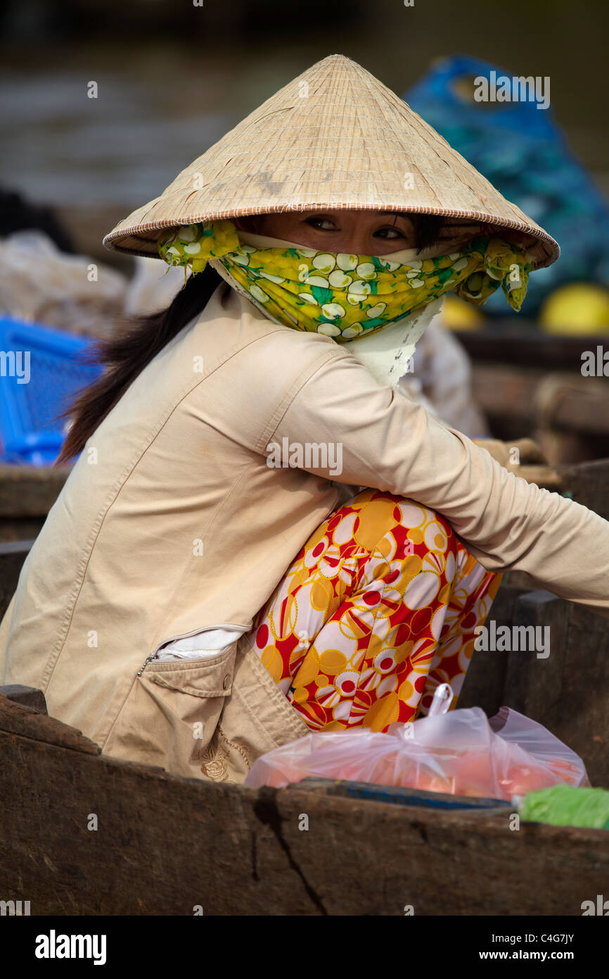 La donna nel mercato galleggiante nr Can Tho, Delta del Mekong, Vietnam Foto Stock