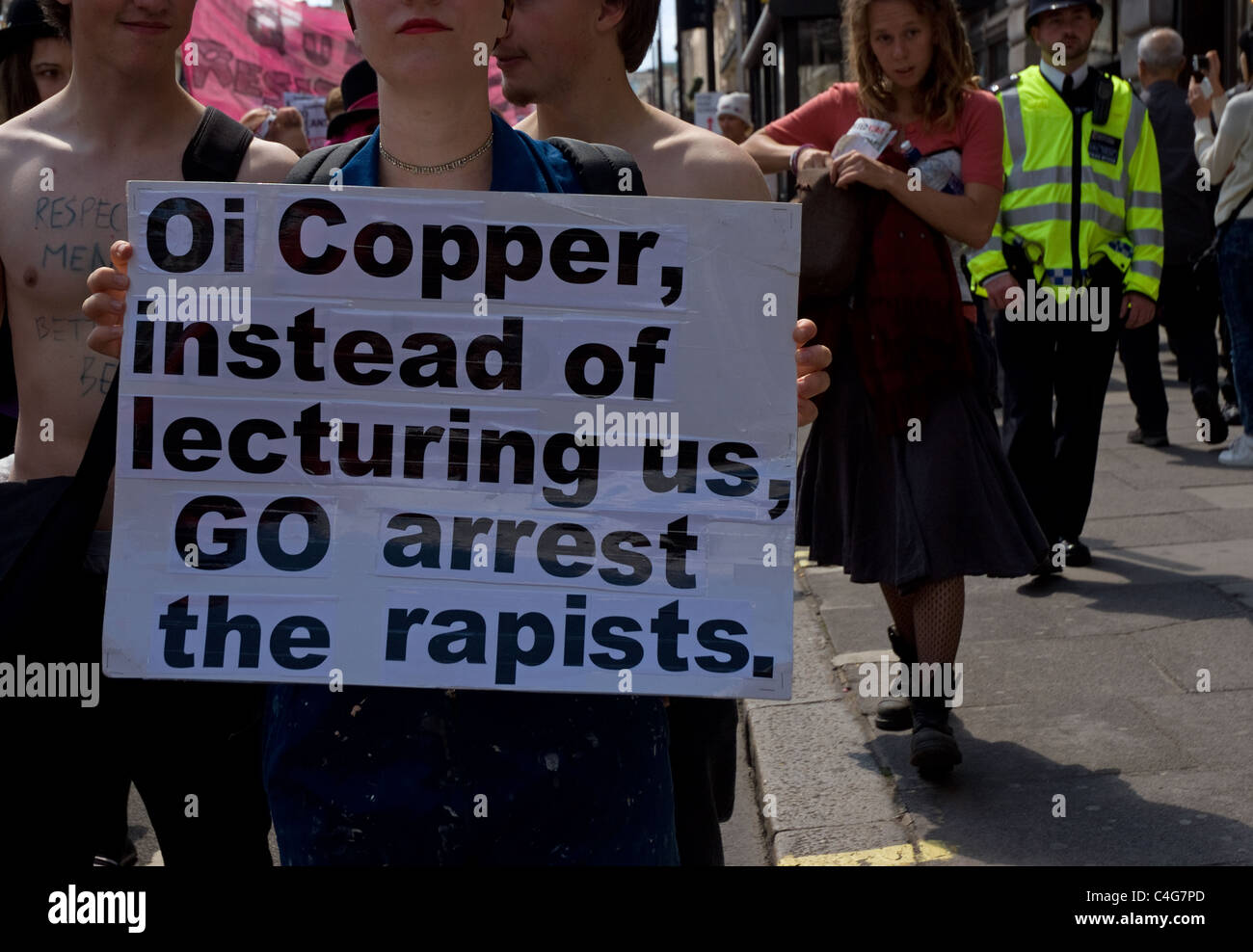 'Oi rame invece di fare la predica a noi , andare arrestare uno stupratore' cartellone dal slutwalk protestare contro lo stupro Londra 2011 Foto Stock