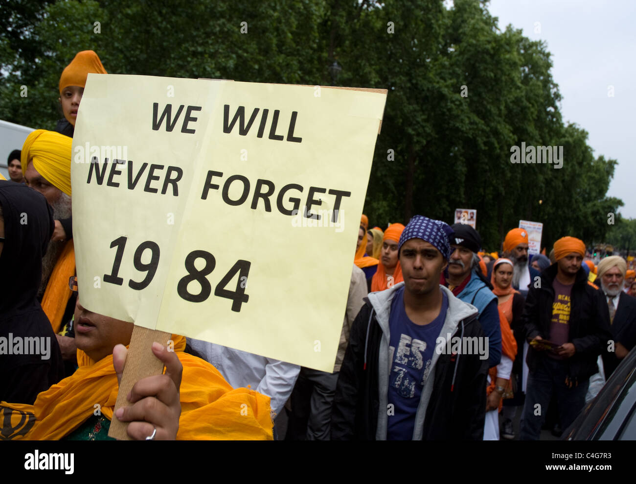 'Non dimenticheremo mai 1984 " targhetta.Oltre 15.000 sikh ha frequentato il marzo e il rally da Hyde park a Trafalgar Square Foto Stock