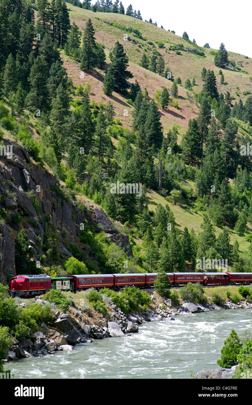 Il Tuono Linea di montagna scenic treno turistico che viaggia lungo il fiume Payette tra il ferro di cavallo si piegano e banche, Idaho, Stati Uniti d'America. Foto Stock