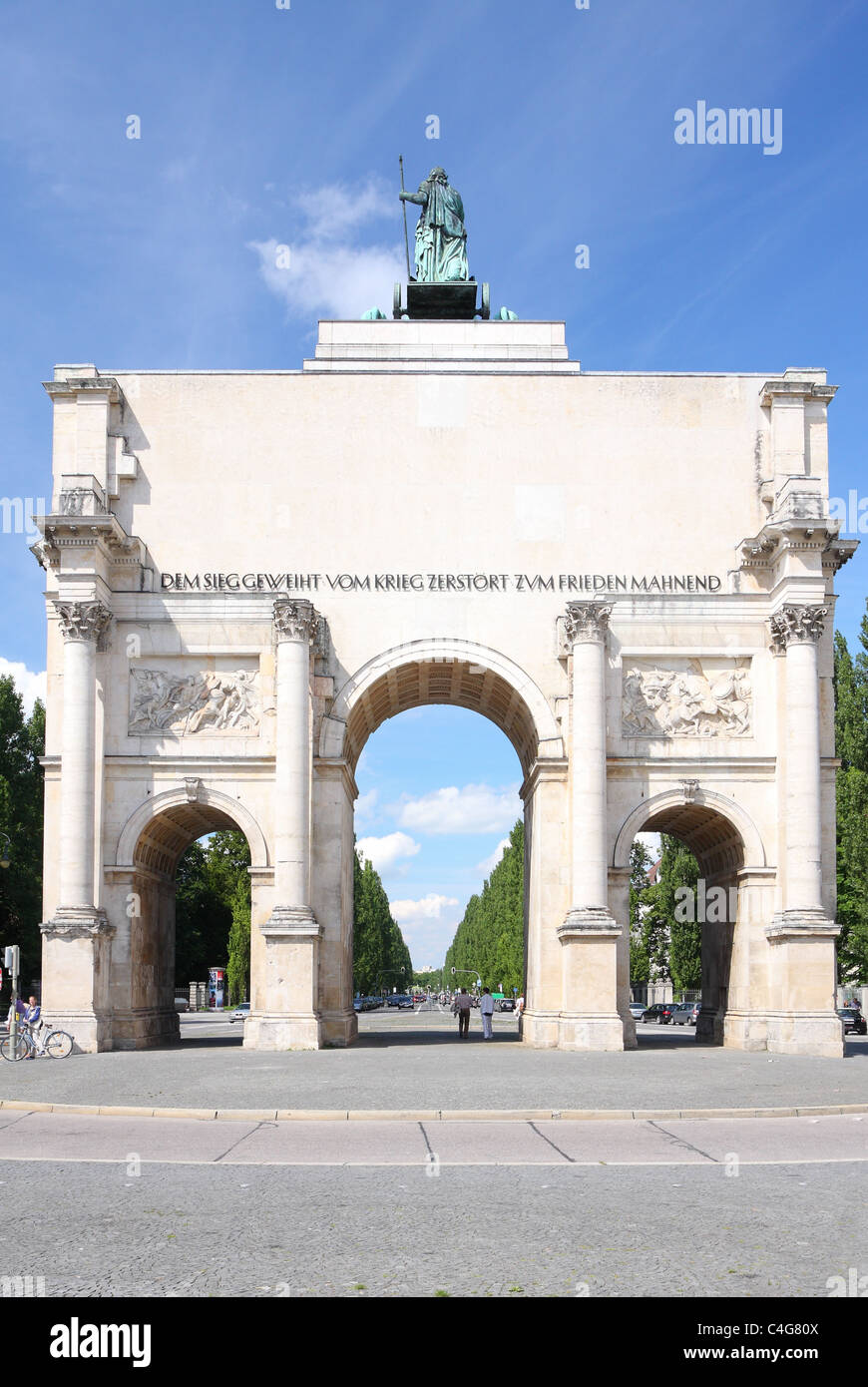 In direzione sud vista la vittoria di Gate ('Siegestor') di Monaco di Baviera, Germania Foto Stock