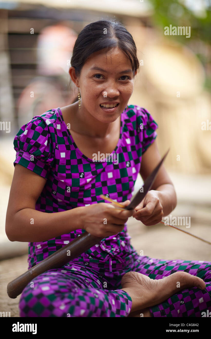 Una donna che fa cappelli nr Can Tho, Delta del Mekong, Vietnam Foto Stock