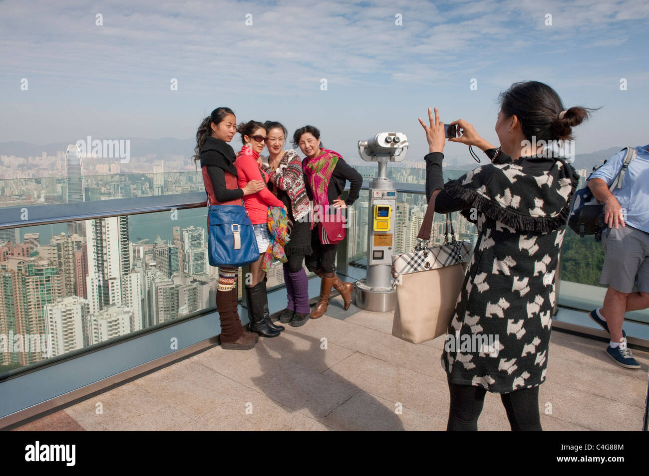 Affacciato sul porto di Hong Kong , opportunità di una foto per i turisti in cima alla Sky Terrace 428 Foto Stock