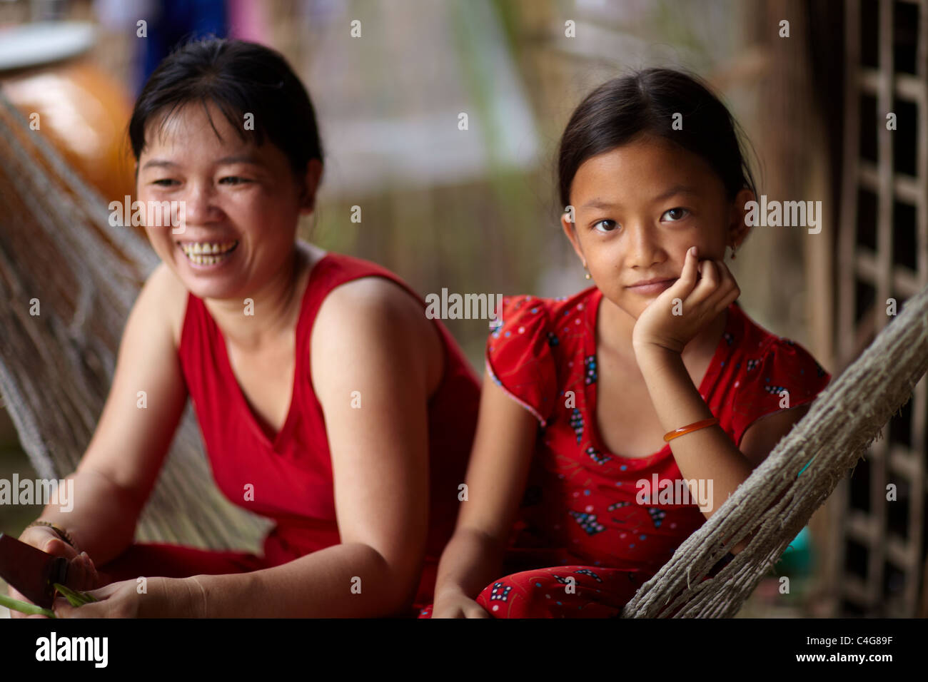 Una donna e di sua figlia nr Can Tho, Delta del Mekong, Vietnam Foto Stock