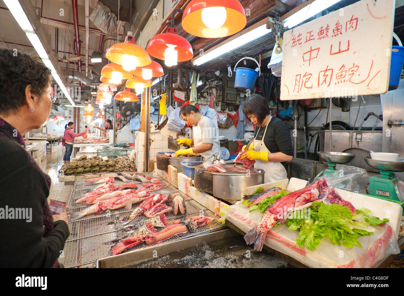 Mercato coperto del pesce in Mongkok area di mercato della Penisola di Kowloon, Hong Kong. Foto Stock