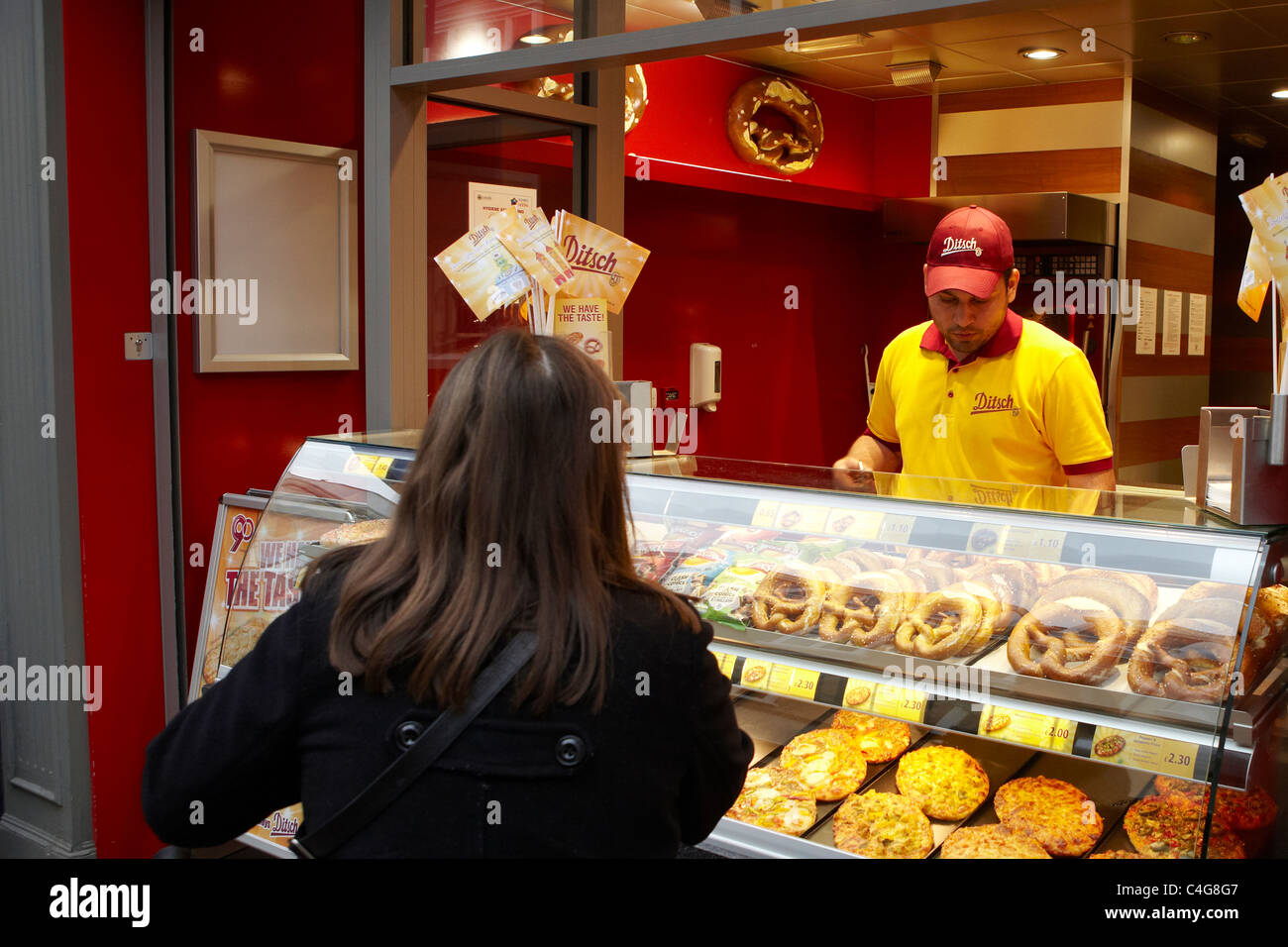 Le donne in attesa di essere serviti a Ditsch bagel shop a Leeds Foto Stock