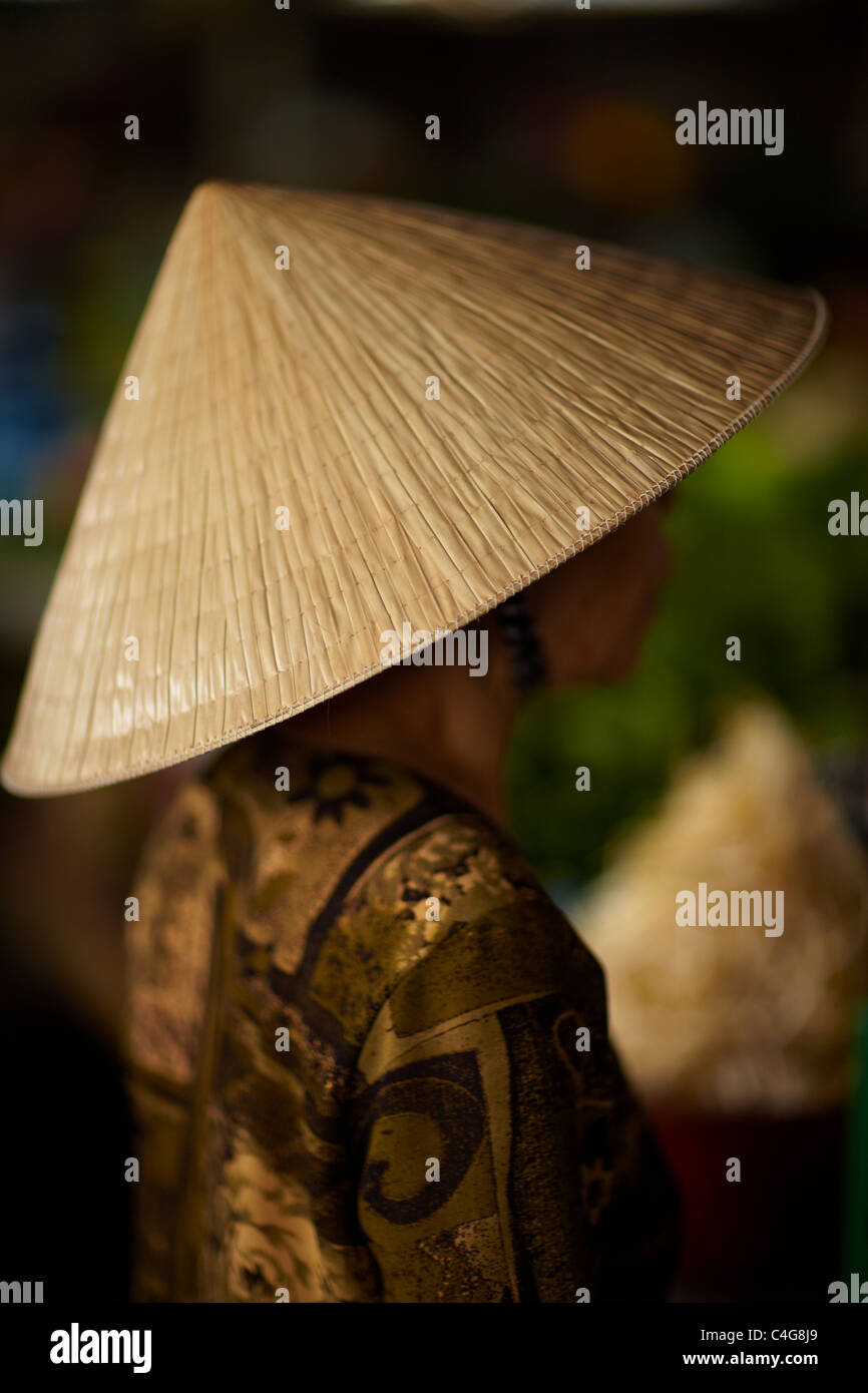 Una donna nel mercato a Can Tho, Delta del Mekong, Vietnam Foto Stock