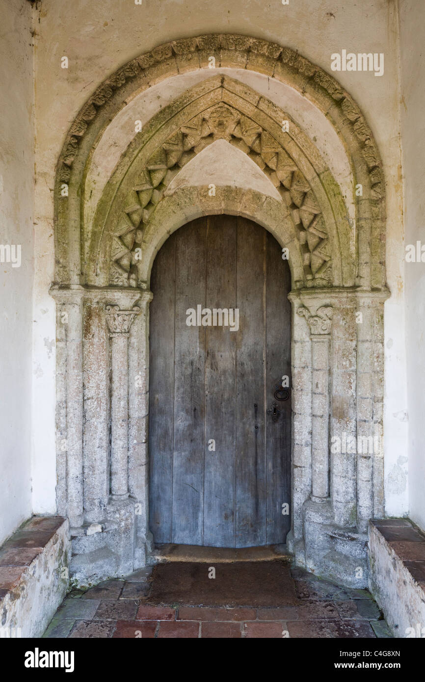 Fine Norman porta di ingresso a St Andrews chiesa, poco russamento, Norfolk, Inghilterra, Regno Unito. Foto Stock