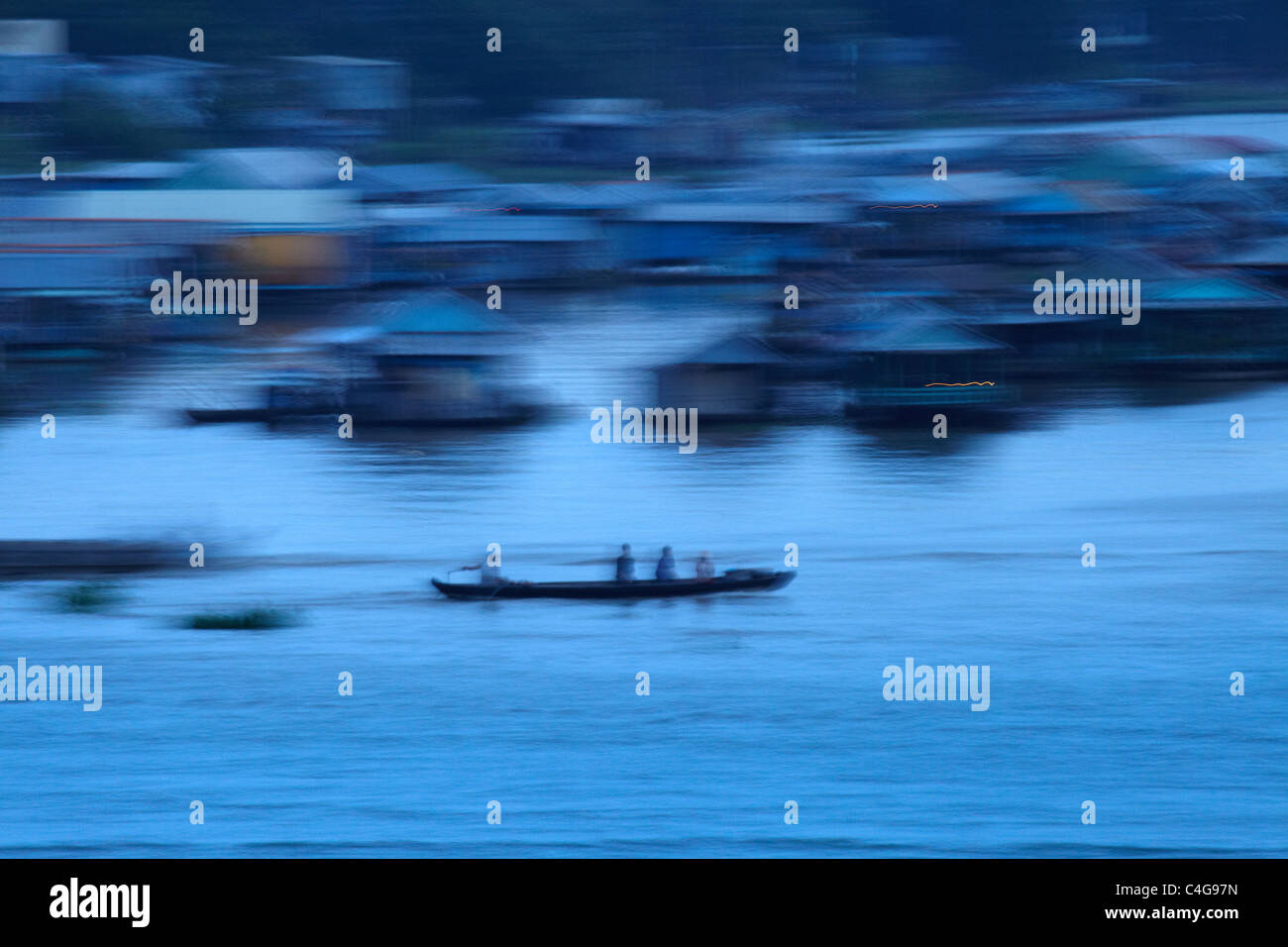Una barca laden sul fiume nr Cau Doc All'alba, il Delta del Mekong, Vietnam Foto Stock