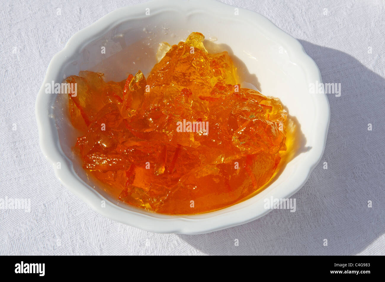 Marmellata di arance in un bianco piatto di ceramica. Foto Stock