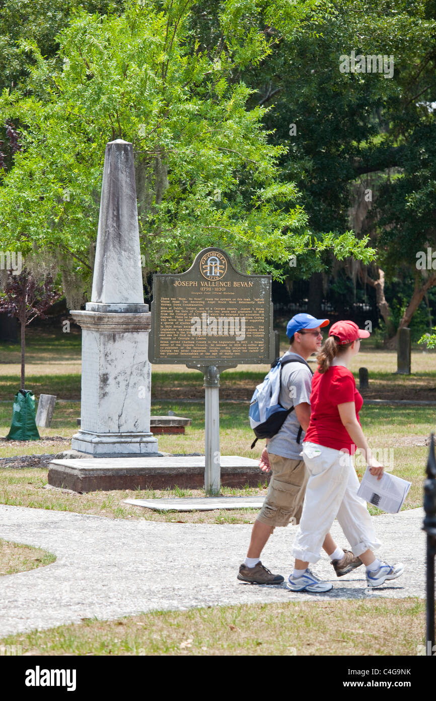 I turisti, tomba di Giuseppe Vallence Bevan, coloniale Cimitero Parco a Savannah, Georgia Foto Stock
