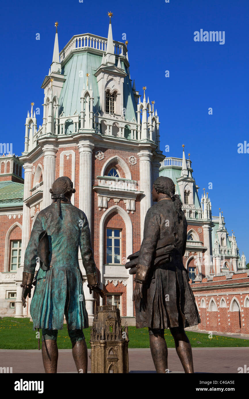 Un monumento per gli architetti Vasiliy Bazhenov (1737-1799) e Matvey Kazakov (1738-1812) che ha costruito il XVIII secolo Kuskovo Palace a Mosca, Russia Foto Stock
