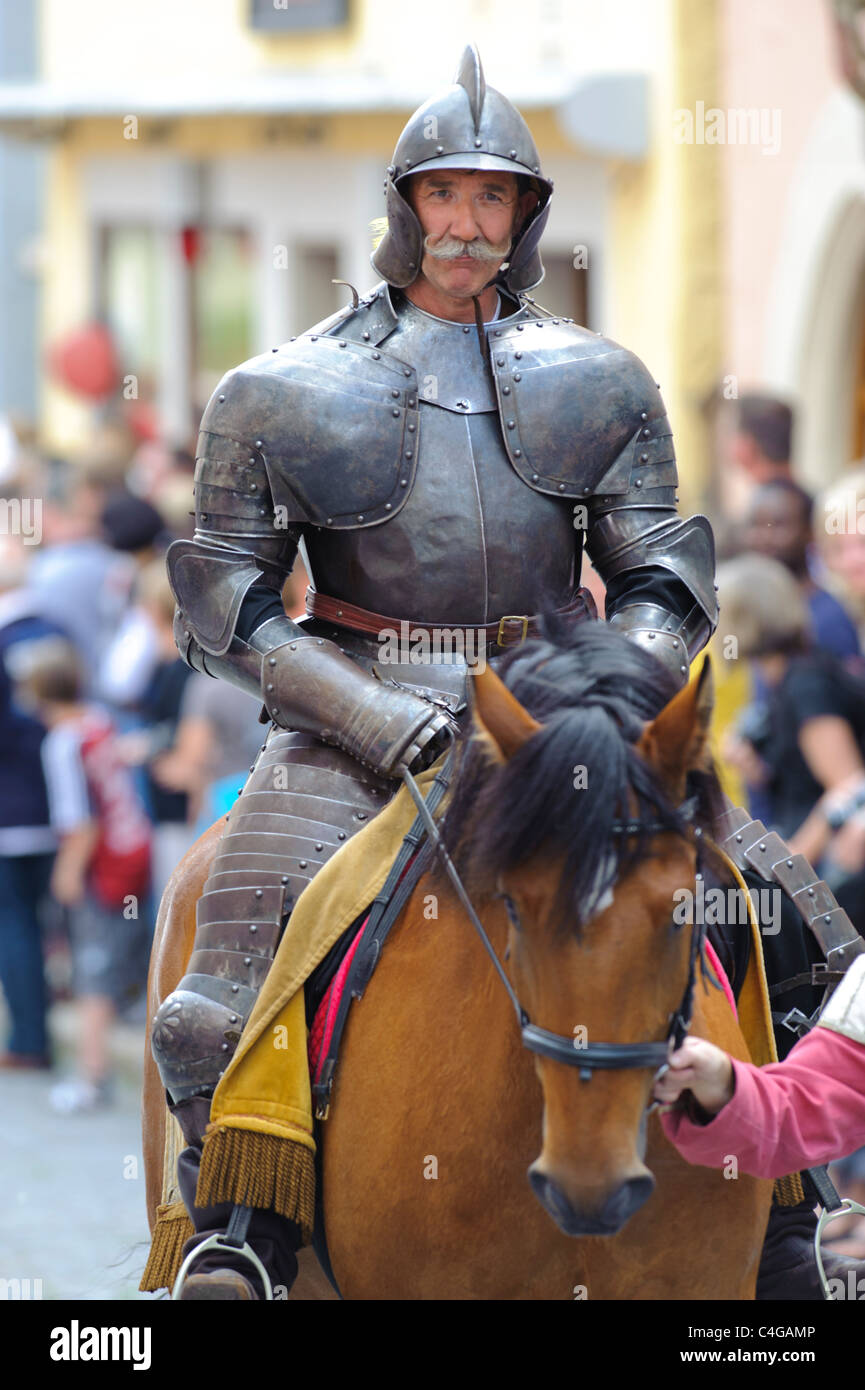 Interprete dell'annuale parata medievale Meistertrunk, vestito in costume storico come soldato del cavallo in Rothenburg, Germania Foto Stock